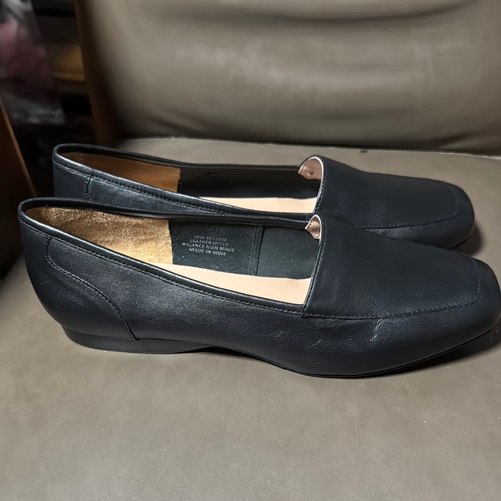 Array women’s freedom leather slip on dress flats. Size 10w.